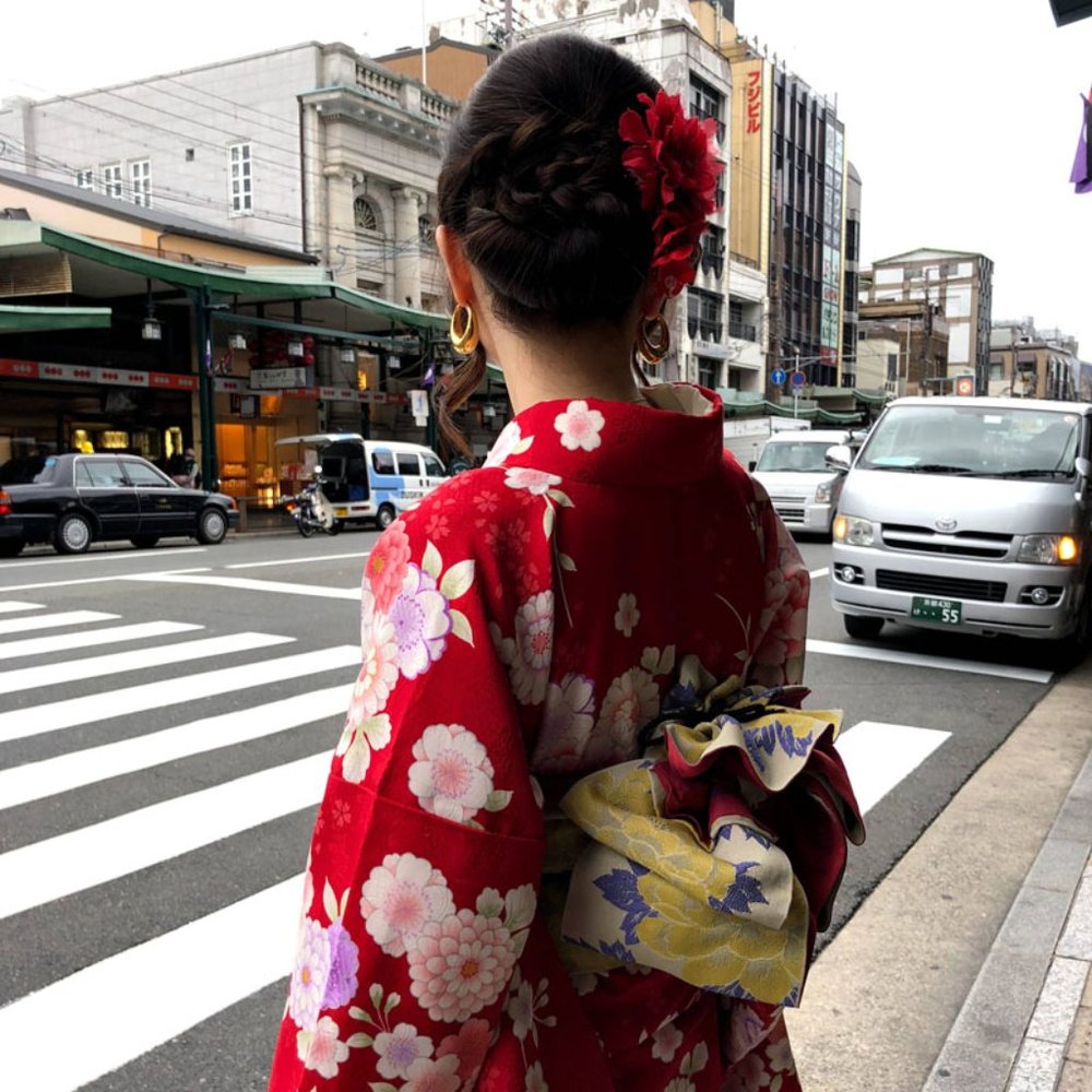 Sculptural Heart Shape Oval Hoop Earrings - Picture 5 of 12